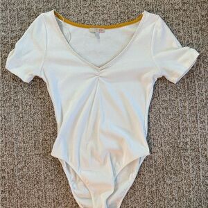 Gianni Bini White Short-Sleeve V-Neck Bodysuit with Yellow Trim
